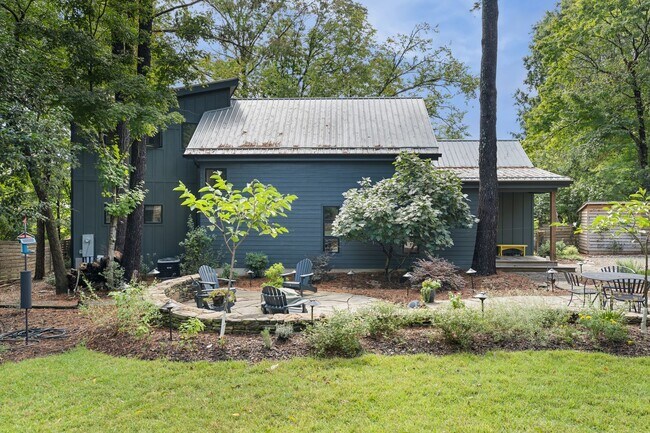 Foto del edificio - STUNNING home in heart of Carrboro availab...