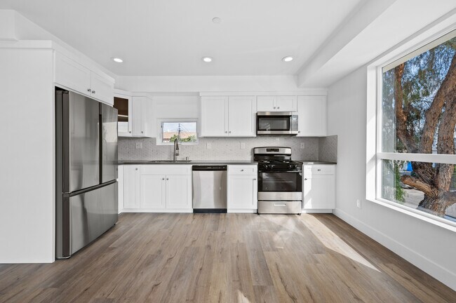 Building Photo - 2111 S Ridgeley Dr