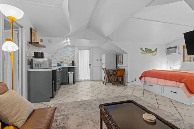 Building Photo - 912 Little Bay Ave