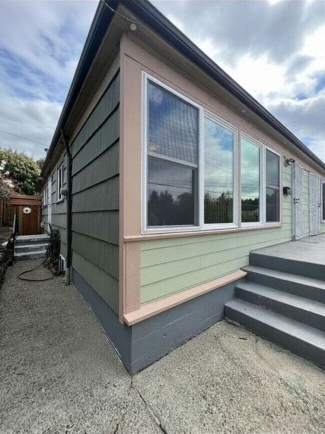 Foto del edificio - Professional Photos Coming Soon | Your Mt. Tabor Oasis: Huge Yard, Oversized Shop-Garage & Sun-Dr...