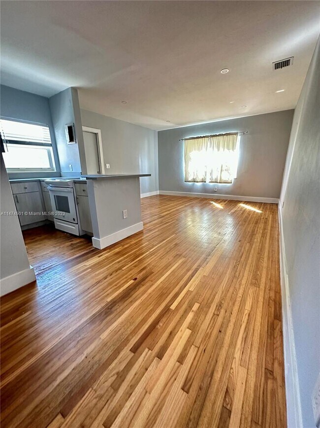 Building Photo - 1155 NE 111th St