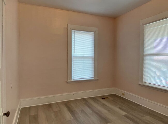 Building Photo - Cute Remodeled 2/1