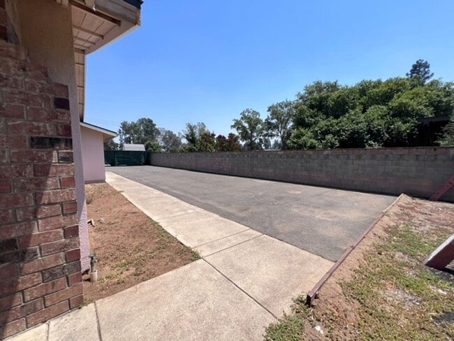 Building Photo - Freshly painted 4 bedroom home on over 2 acres of land.
