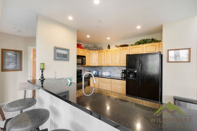 Foto del edificio - Bright and updated 3 bedroom with loft, In Unit Washer & Dryer, Large windows