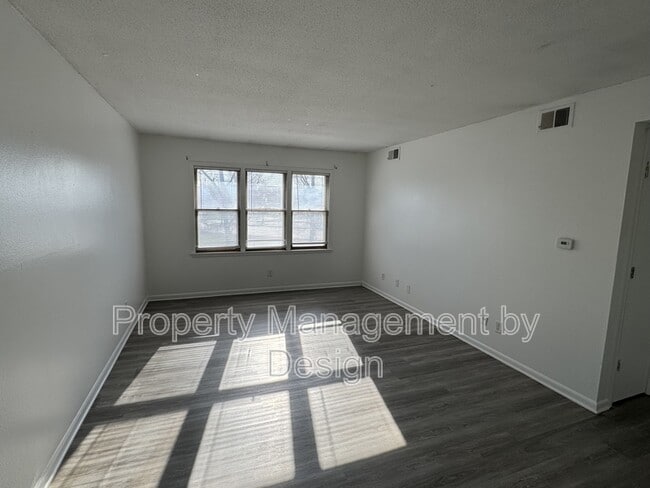 Building Photo - 1039 5th St