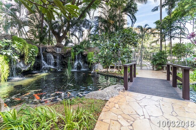 Foto del edificio - IMMACULATE and SPACIOUS (1,122 SQFT) FURNISHED 2BR 2BA 1PKG in Prime West Waikiki Location