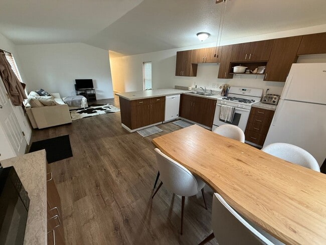 Foto del edificio - 3 Bedroom 1 Bath Fully Updated Home in Cli...