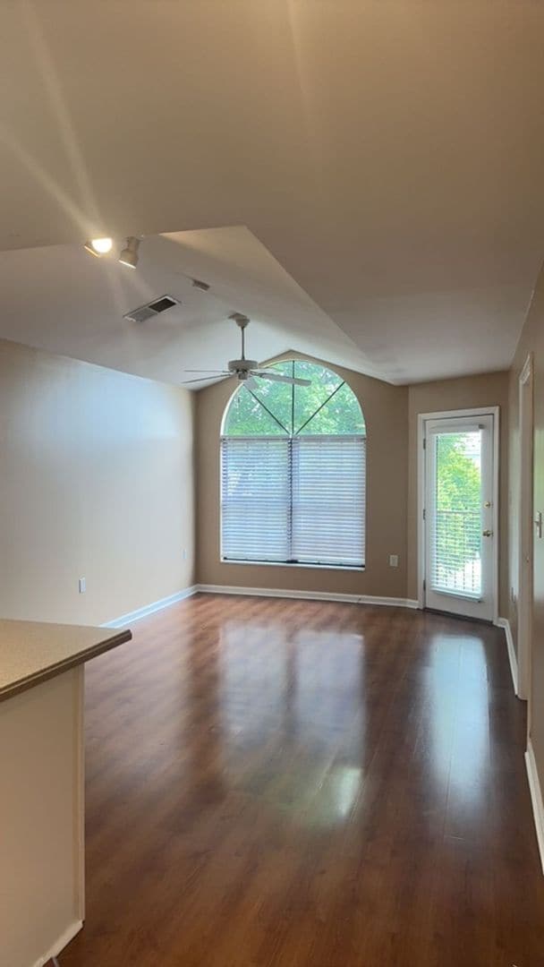 Building Photo - 3Bed/ 2Bath - Balcony and 2 Assigned Parking Spaces. Fall 2026!