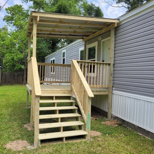 Building Photo - 732 Parkview Dr