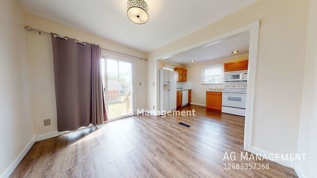 Building Photo - 18 E Yale - Spacious Pontiac 3Bed/1.5Bath