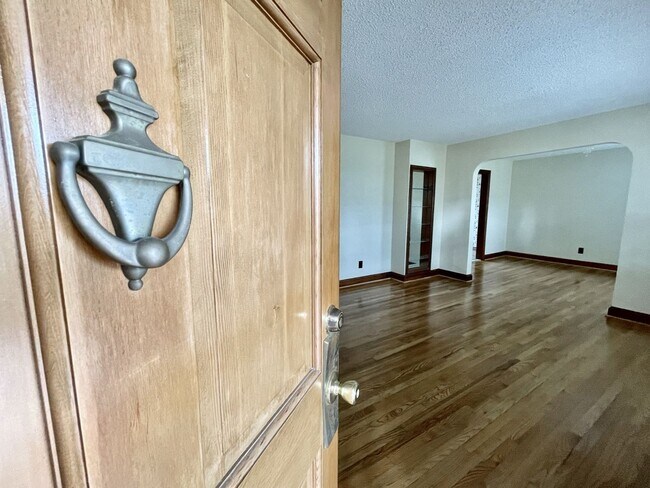 Foto del edificio - All Brick Ranch Home in Kempsville W/HUGE Yard - Sunroom - Detached 2-Car Garage PLUS Workshop & ...