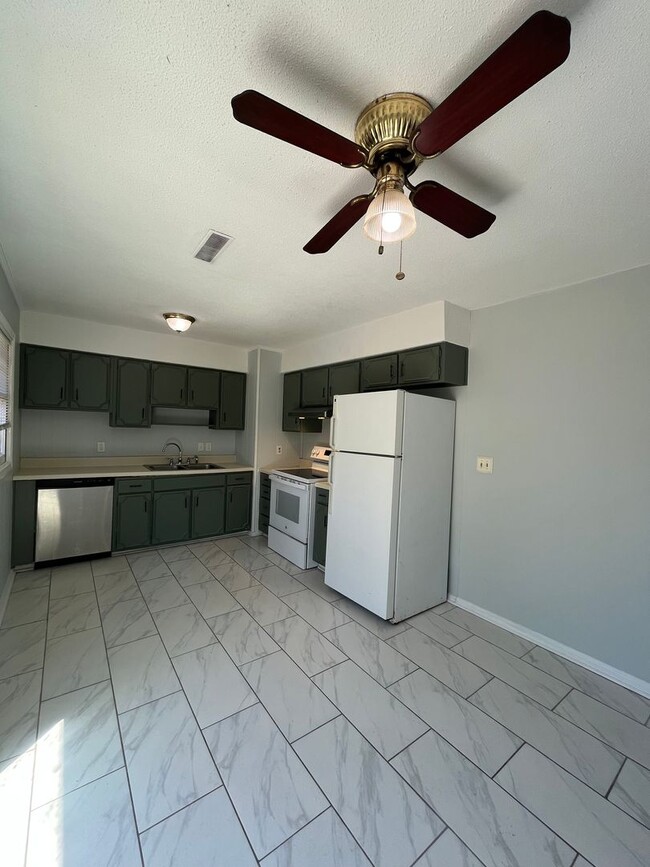 Foto del edificio - 4 Bedroom Home Located in Pineville Hills Community