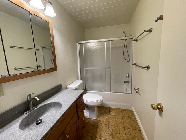 Foto del edificio - Beautiful and Spacious Pet-Friendly Home with 4 bedrooms, 2 bathrooms