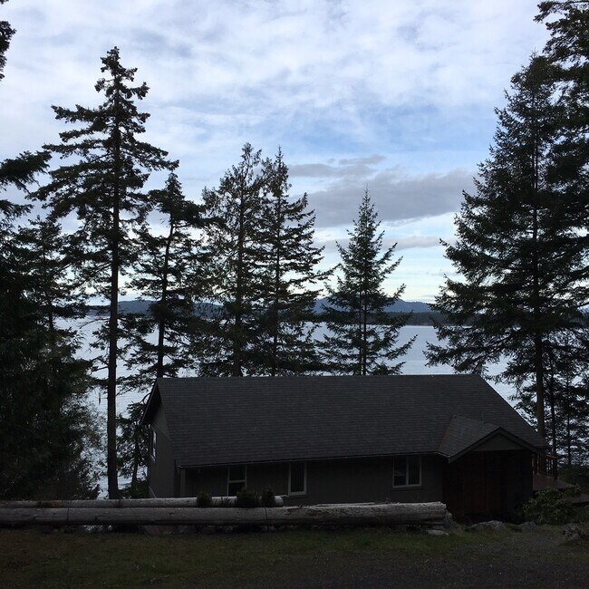 Foto del edificio - Medium-Low Bank Waterfront Home On Acreage