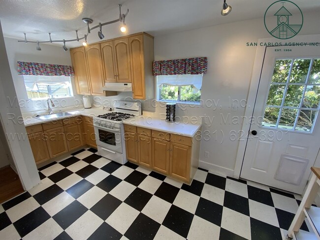 Building Photo - Adorable One Bedroom Pacific Grove Unit in Perfect Location