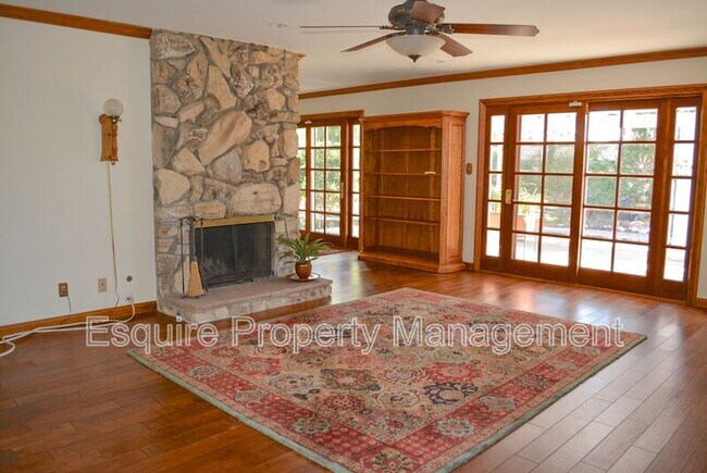 Building Photo - 1458 Dara St