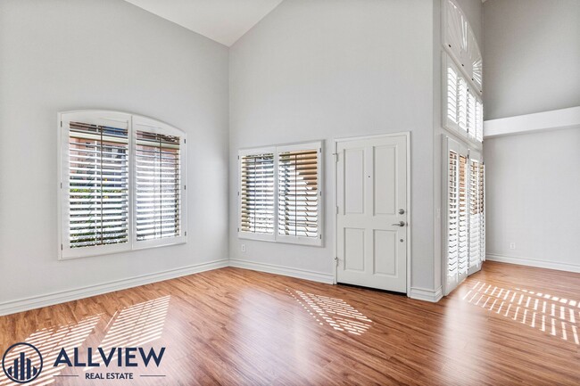 Building Photo - 2 Bed, 2.5 Bath Condo with Loft Available ...