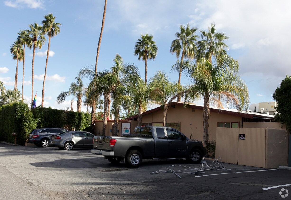 Building Photo - 715 E San Lorenzo Rd