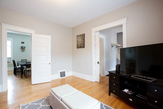 Foto del edificio - 733 E 27th St