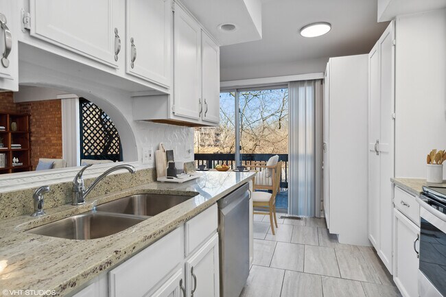 Building Photo - 5603 Lakeside Dr