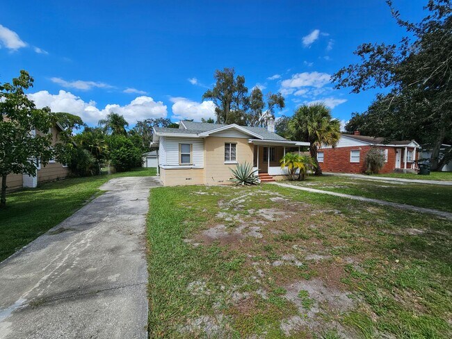 Building Photo - Cozy 2 bedroom 1 bath in town with room to...