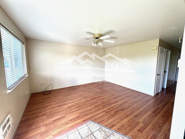 Building Photo - Dog Friendly Bandon Home: 3 bdrm / 1 ba
