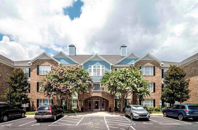 Foto del edificio - Spacious top-floor condo — 2BR/2BA with hardwood floors, electric fireplace & deposit-free move-i...