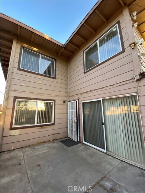 Building Photo - 729 S Lark Ellen Ave