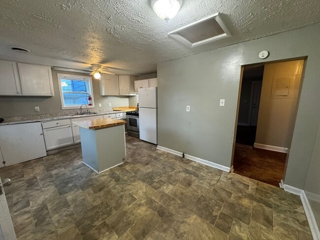 Building Photo - 2220 Murchison Rd