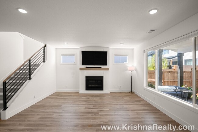 Building Photo - Stunning Modern Farmhouse Style 4 BD* 3 BA...