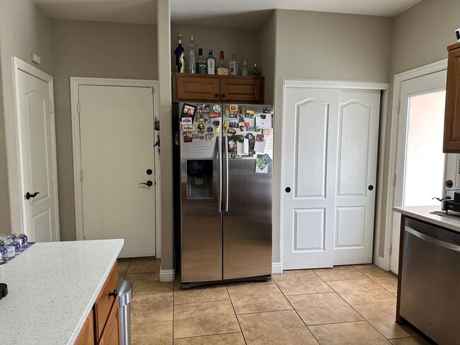 Building Photo - Spacious open floor plan located in the he...
