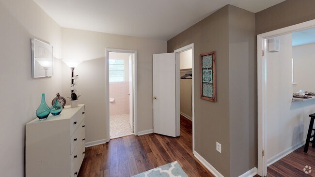 Habitaciones/baño/armario - Oakview Apartments