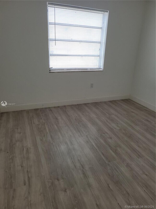 Foto del edificio - 3536 NE 168th St