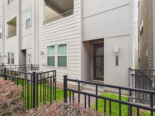 Building Photo - 2711 Clinton Dr