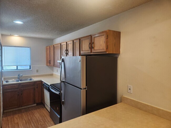 Building Photo - Updated 2 Story Townhome Close to UCCS