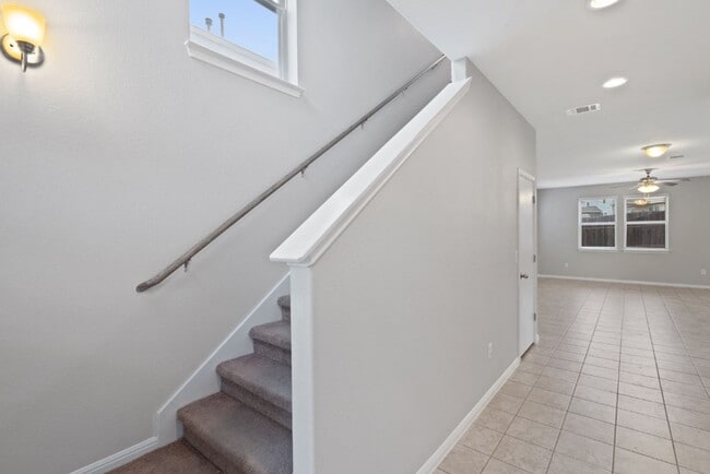 Foto del edificio - 341 Twisted Oaks Ln