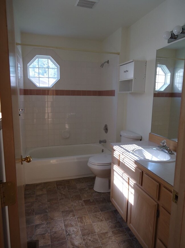 Building Photo - 2 br, 2 bath House - 8318 N Village Dr #1