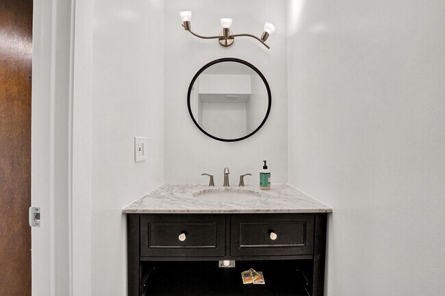 Building Photo - Beautiful 1 bedroom 1.5 Bath Condo on the ...