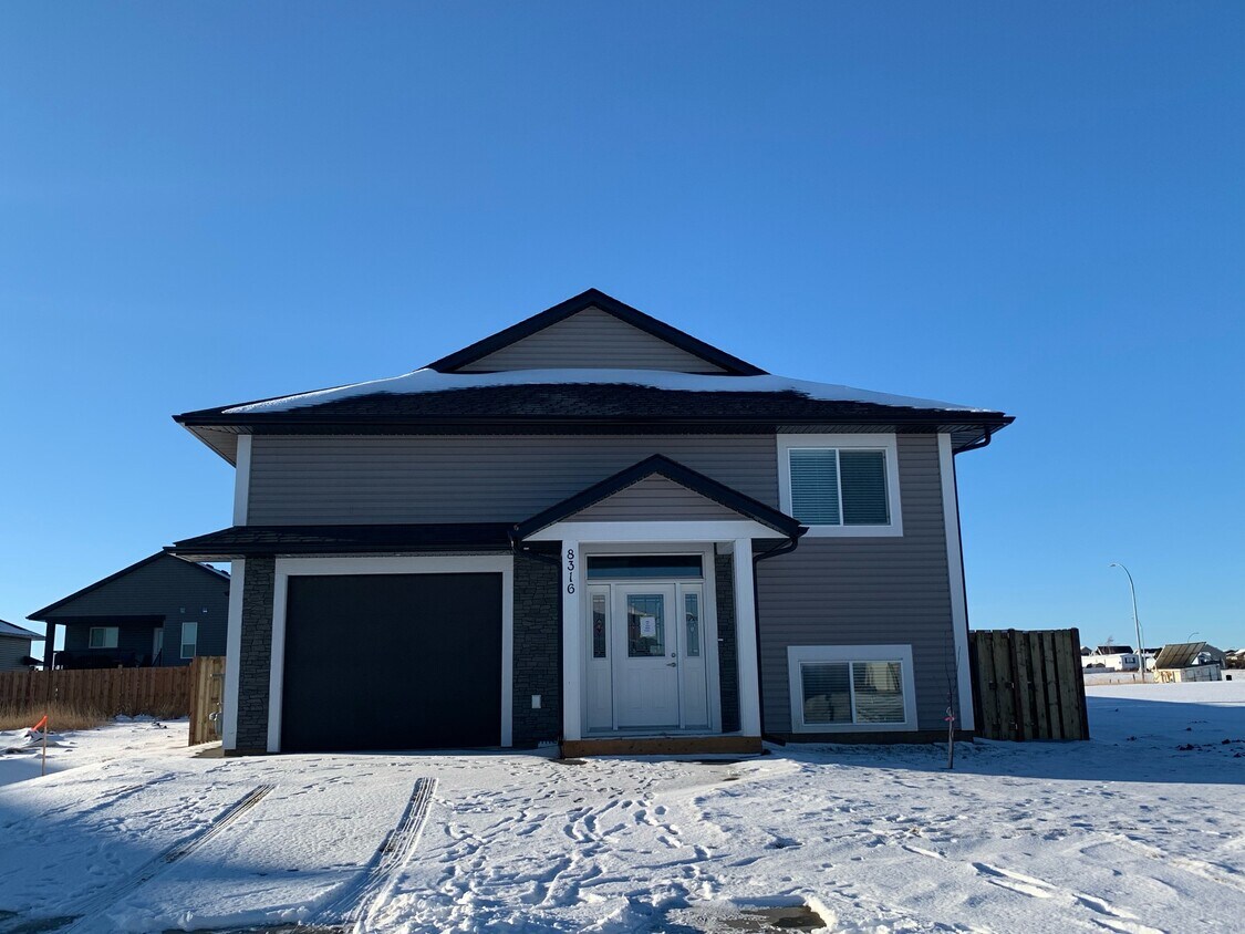 Photo principale - 8316-8381 81 St