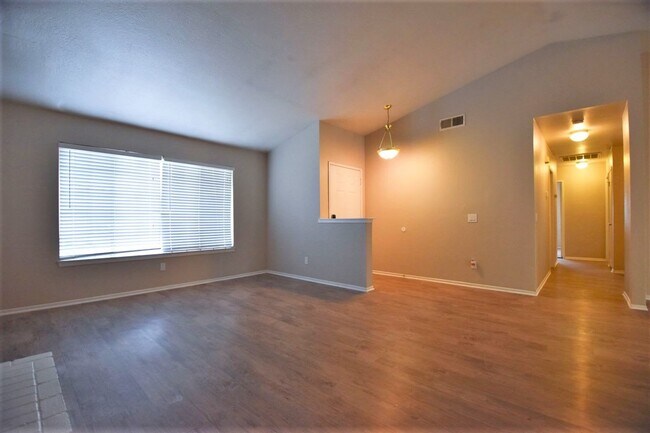 Building Photo - 43941 Maria Cir