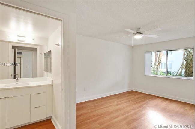 Foto del edificio - 3605 NE 207th St