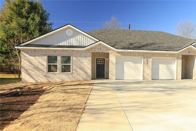 Building Photo - 655 N Genevieve Ave