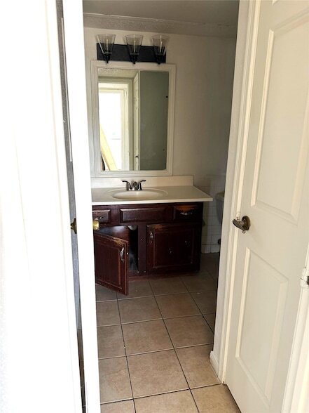 Building Photo - 2826 S Bartell Dr