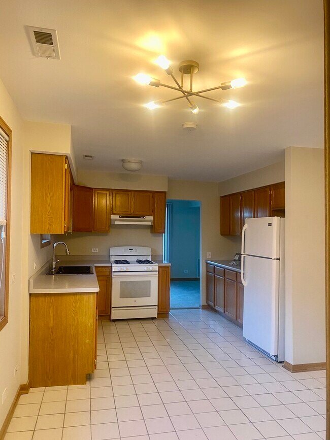 Foto del edificio - 475 E River Rd