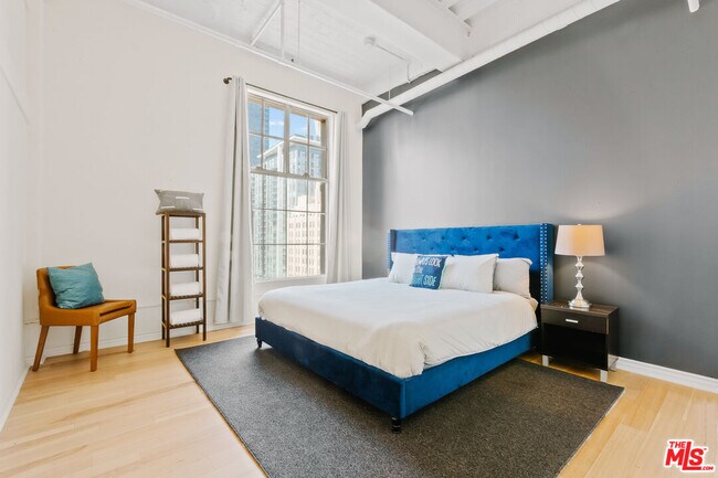 Foto del edificio - 312 W 5th St
