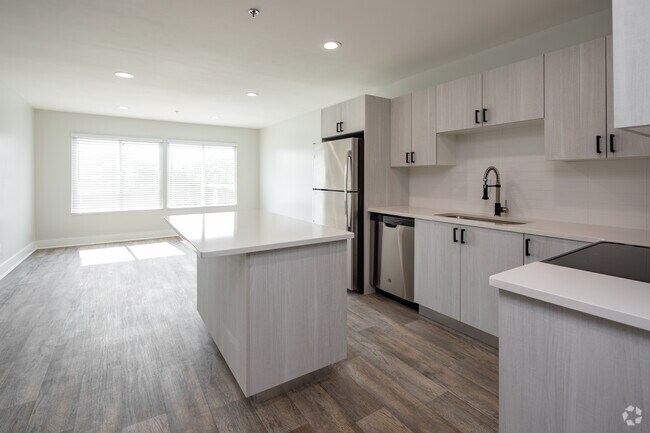 2BR, 2BA - 875SF - Kitchen - The Flats Off Madison