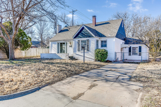 Building Photo - Indian Hills Area - Large 2 bedroom home