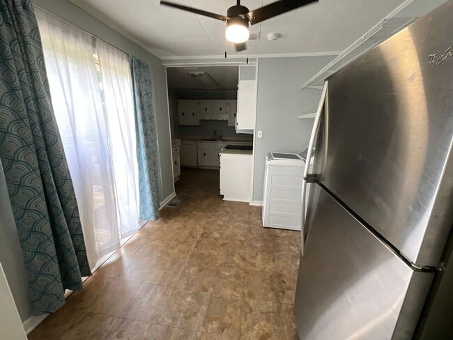 Building Photo - Adorable 3/1 in Marianna w/ Lawn Maintenance & Pest Control Included