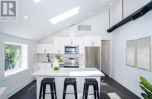 Building Photo - 200 Munro St