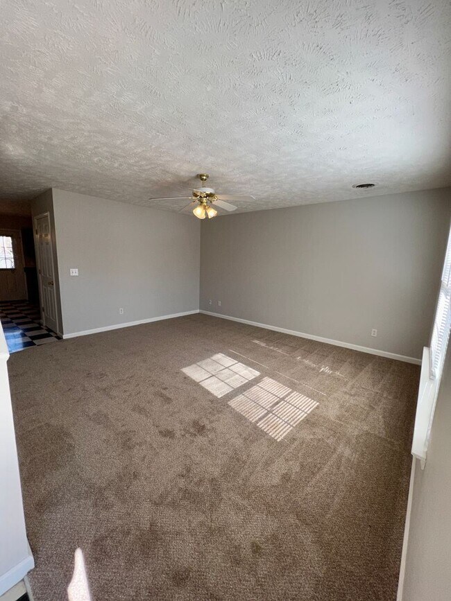 Building Photo - 2 br, 2.5 bath House - 1517 Center Pointe Dr.